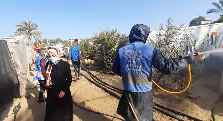 Un trabajador de UNRWA limpia refugios en Gaza.